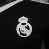 camiseta-real-madrid-version-jugador-portero-negro-2024-2025-escudo