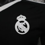 camiseta-real-madrid-version-jugador-portero-negro-2024-2025-escudo