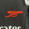 conjunto-niño-arsenal-segunda-equipacion-2024-2025-escudo