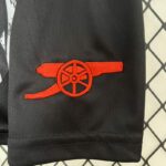 conjunto-niño-arsenal-segunda-equipacion-2024-2025-escudo-pantalon