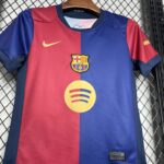 conjunto-niño-barcelona-primera-equipacion-2024-2025-pecho