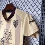 conjunto-niño-malaga-tercera-equipacion-2024-2025-hombro-izquierdo