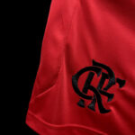 pantalon-corto-flamengo-rojo-entrenamiento-2024-2025-escudo