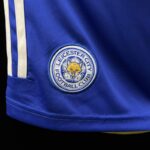 pantalon-corto-leicester-city-primera-equipacion-2024-2025-escudo