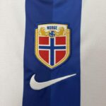Camiseta-noruega-primera-equipacion-2024-2025-escudo