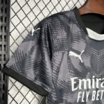 Conjunto Niño AC Milán Negro 2024-2025 puño derecho