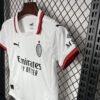 Conjunto Niño AC Milán Segunda Equipacion 2024-2025 puño izquierdo