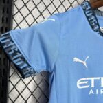 Conjunto Niño Manchester City Primera Equipacion 2024-2025 puño derecho