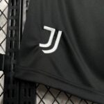 Pantalon Corto Juventus Primera Equipacion 2024-2025 logo