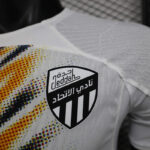 camiseta-Al-Ittihad-segunda-equipacion-2024-2025-escudo