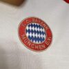 camiseta-bayern-munich-primera-equipacion-2024-2025-escudo