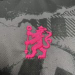 camiseta-chelsea-tercera-equipacion-2024-2025-escudo