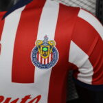 camiseta-chivas-de-guadalajara-primera-equipacion-version-jugador-2024-2025-escudo