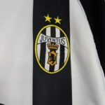 camiseta-juventus-2002-2003-primera-equipacion-escudo