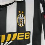 camiseta-juventus-primera-equipacion-2001-2002-escudo