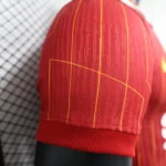 camiseta-liverpool-primera-equipacion-version-jugador-2024-2025-puño-derecho