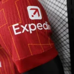 camiseta-liverpool-primera-equipacion-version-jugador-2024-2025-puño-izquierdo