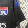 camiseta-olympique-lyon-segunda-equipacion-2024-2025-puño-izquierdo