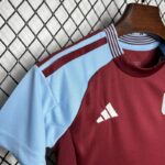 conjunto-niño-aston-villa-primera-equipacion-2024-2025-puño-derecho