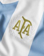 Camiseta-argentina-aniversario-estilo-retro-2024-2025-escudo