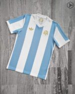 Camiseta-argentina-aniversario-estilo-retro-2024-2025-frontal