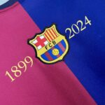 Camiseta-fc-barcelona-125-aniversario-2024-2025-escudo