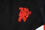 Chandal Manchester United Negro 2024-2025 logo