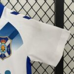 Conjunto Niño Tenerife Primera Equipación 2024-2025 puño