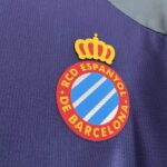 camiseta-RCD-Espanyol-segunda-equipacion-2024-2025-escudo