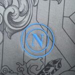 camiseta-napoli-tercera-equipacion-2024-2025-escudo