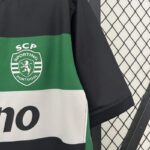 camiseta-sporting-de-lisboa-primera-equipacion-2024-2025-puño-izquierdo