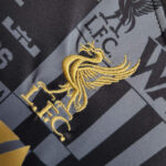 conjunto-niño-liverpool-black-edicion-limitada-2024-2025-escudo