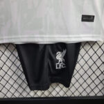 conjunto-niño-liverpool-tercera-equipacion-2024-2025-escudo-pantalon