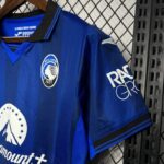 Camiseta Atalanta Primera Equipación 2024-2025 puño izquierdo