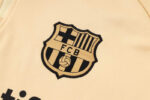 Chandal con Capucha FC Barcelona Crema 2024-2025 escudo