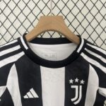 Conjunto Juventus primera equipacion 2024-2025 cuello
