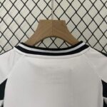 Conjunto Juventus primera equipacion 2024-2025 cuello anterior