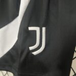 Conjunto Juventus primera equipacion 2024-2025 escudo-1