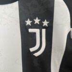 Conjunto Juventus primera equipacion 2024-2025 escudo