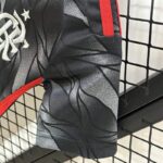 Conjunto Niño Flamengo Tercera Equipacion 2024-2025 puño izquierdo