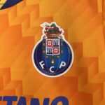 Conjunto Niño Porto Segunda Equipacion 2024-2025 escudo