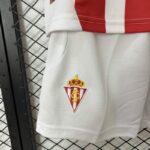 Conjunto Niño Sporting de Gijon Primera Equipacion 2024-2025 logo pantalon corto
