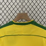 Conjunto retro niño Brasil primera equipacion 1998 cuello anterior