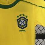 Conjunto retro niño Brasil primera equipacion 1998 escudo