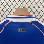 Conjunto retro niño Francia primera equipacion 1998 cuello anterior