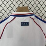 Conjunto retro niño Francia segunda equipacion 1998 cuello anterior