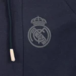 chaqueta-real-madrid-azul-marino-2024-2025-escudo