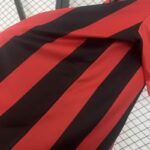 Camiseta AC Milan Edición conmemorativa del 125 aniversario lateral