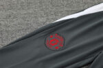 Chandal Manchester United Gris 2024-2025 escudo