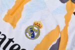 Chandal Real Madrid amarillo 2024-2025 escudo